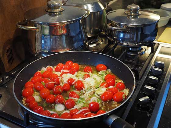 légumes dans la poêle et casseroles