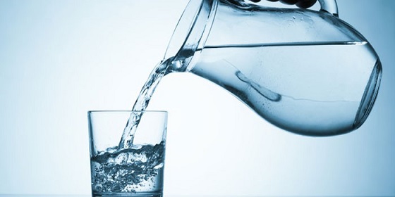 carafe verse l'eau dans un verre