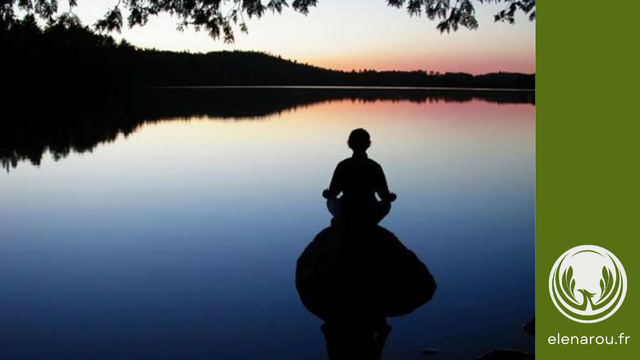 un méditant au bord du lac tranquille