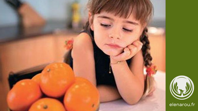 une petite fille est allergique aux mandarines en veut une