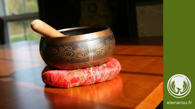 bol chantant tibétain sur un coussin
