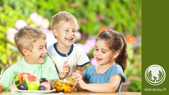 les enfants mangent des fruits