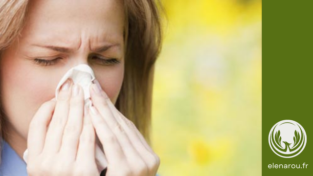 une femme allergique qui a le nez qui coule