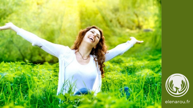 femme en pleine forme et heureuse dans la nature