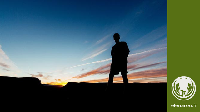 une silhouette d'homme dans la nature sur fond de ciel