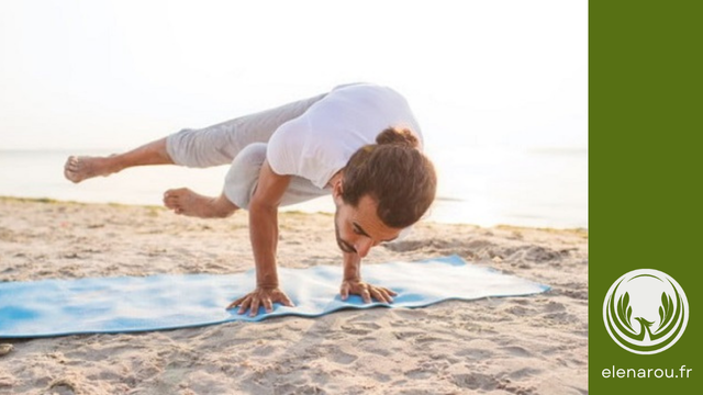 un homme fait un asana de yoga à la plage