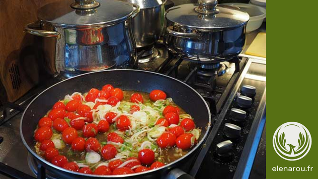 légumes dans la poêle et casseroles