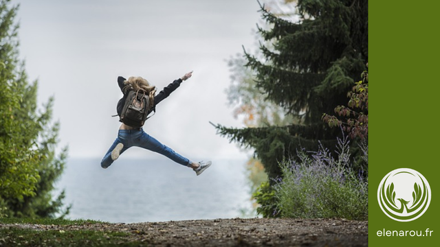 une femme saute en l'air