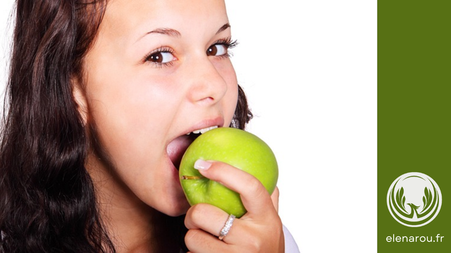 une femme croque la pomme