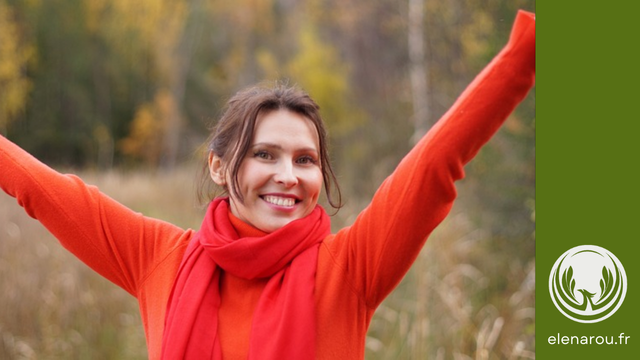 femme souriante en rouge