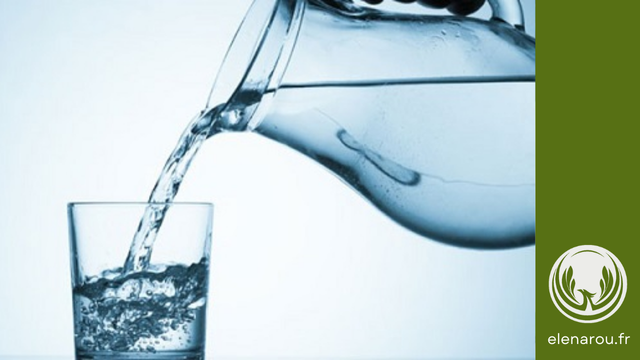 une carafe d'eau, qui sert un verre