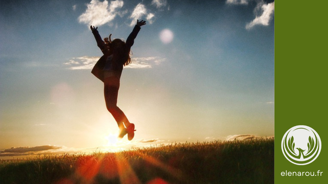 une femme saute en l'air