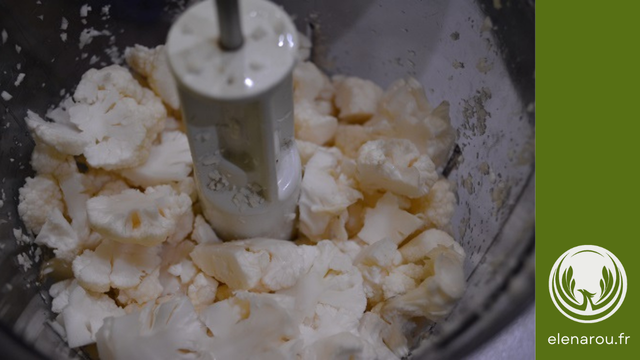 concassage du chou fleur en taboulé avec un robot de cuisine