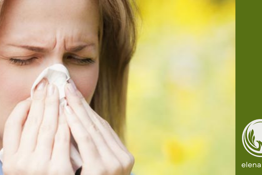 une femme allergique qui a le nez qui coule