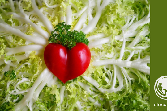 Salade frisée et un poivron en cœur au milieu