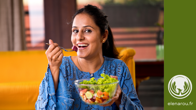 une jeune femme mange la salade