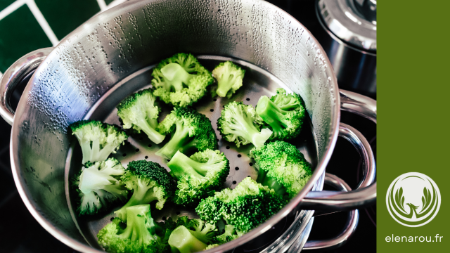 brocolis dans un cuiseur vapeur casseroles à étages