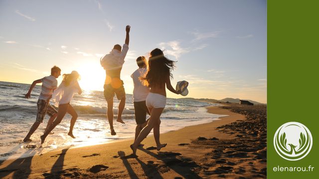 jeunes gens joyeux courent sur la plage